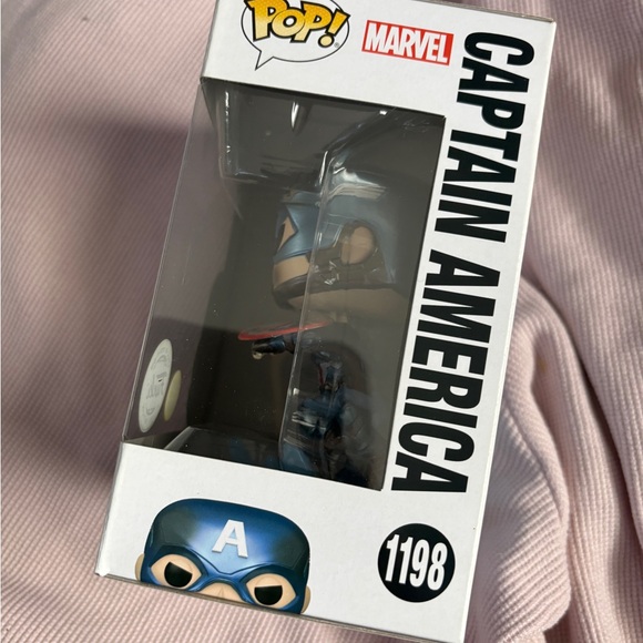 Captain America Glow in the dark special edition Funko 1198 - Picture 4 of 5